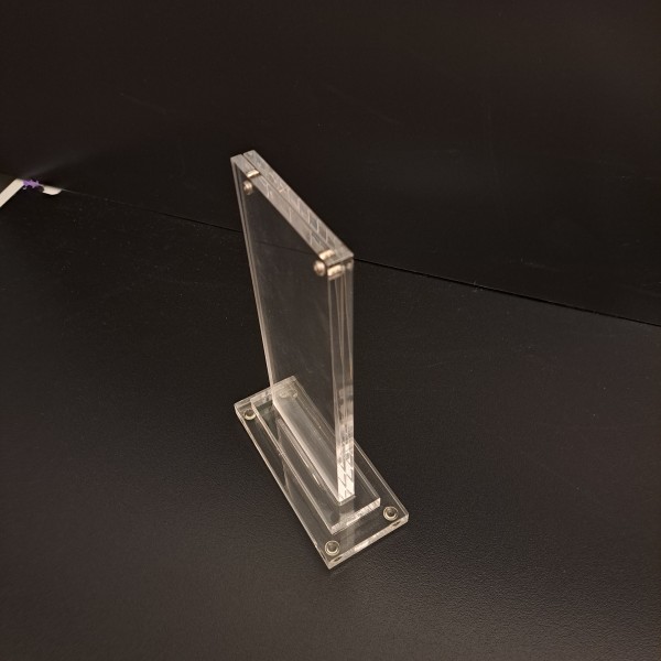 SLOTTED GRAPHIC HOLDER WITH MAGNETS 10
